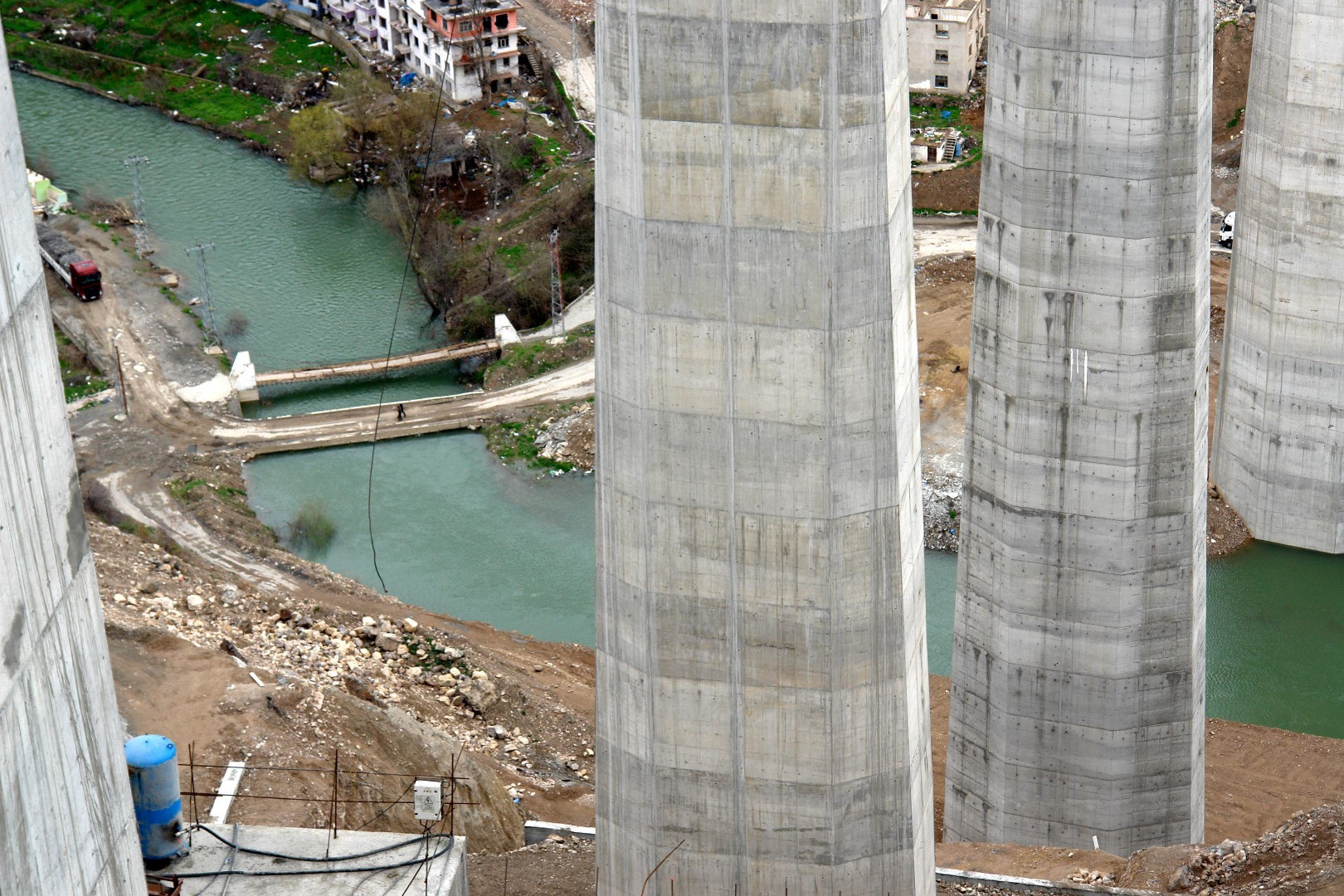 Yusufeli Barajı'nda su seviyesi 91 metre oldu! Binalar görünmez oldu - Resim: 9