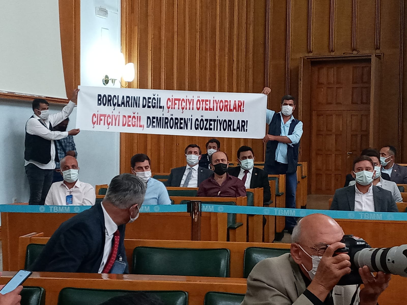 Çiftçilerin açtığı pankartı gören Demirören çok kızacak - Resim : 1