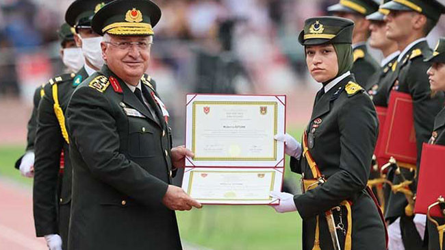 Kara Harp Okulu'nda ilk türbanlı mezun! Diplomasını Genelkurmay Başkanı Yaşar Güler verdi - Resim : 1