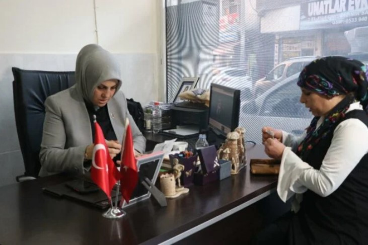14’ünde evlendirilmişti! Şimdi Diyarbakır’ın tek kadın muhtarı. 40 kız çocuğunu kurtardı - Resim : 1