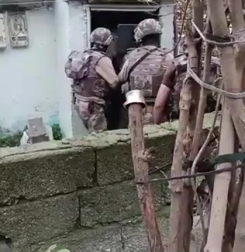 Birlikte yaşadığı erkek önce dövdü sonra rehin aldı. Keskin nişancı kurtardı. İşte o anlar - Resim : 1