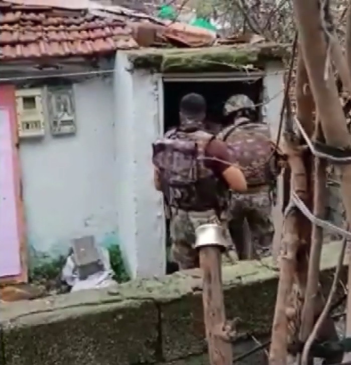 Birlikte yaşadığı erkek önce dövdü sonra rehin aldı. Keskin nişancı kurtardı. İşte o anlar - Resim : 4