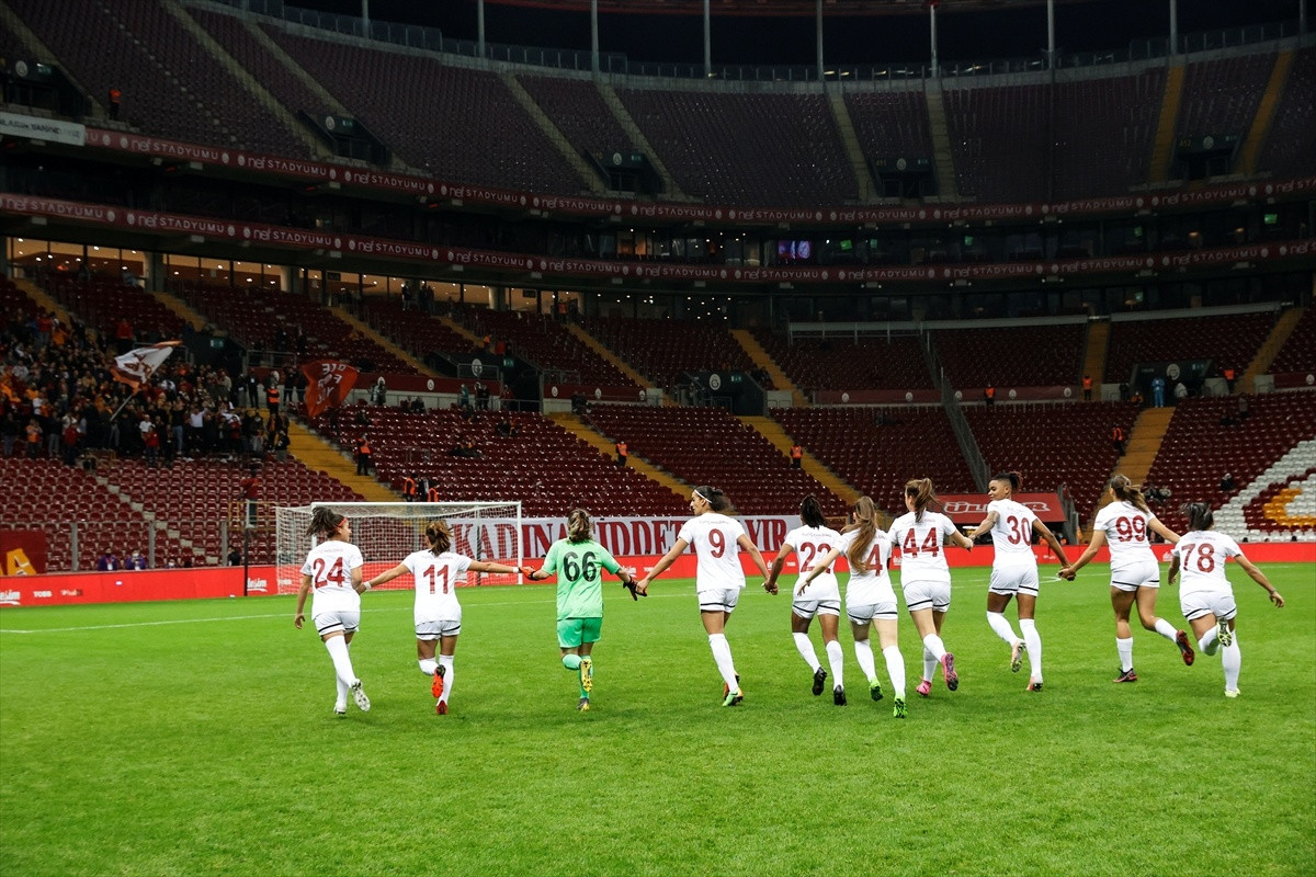 Fenerbahçe kadın takımı dostluk maçında Galatasaray'ı 7-0 yendi - Resim : 8