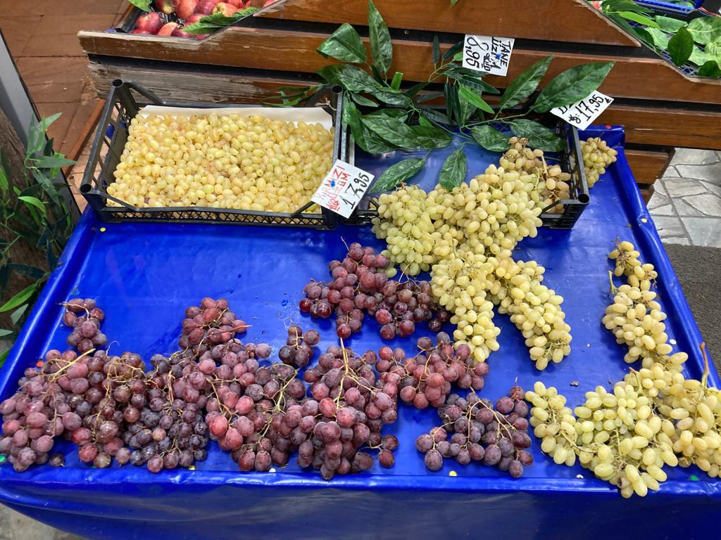 Eskiden bedava verilirdi. Döküntü üzümler ucuza satılıyor. Bu günleri de mi görecektik - Resim : 1