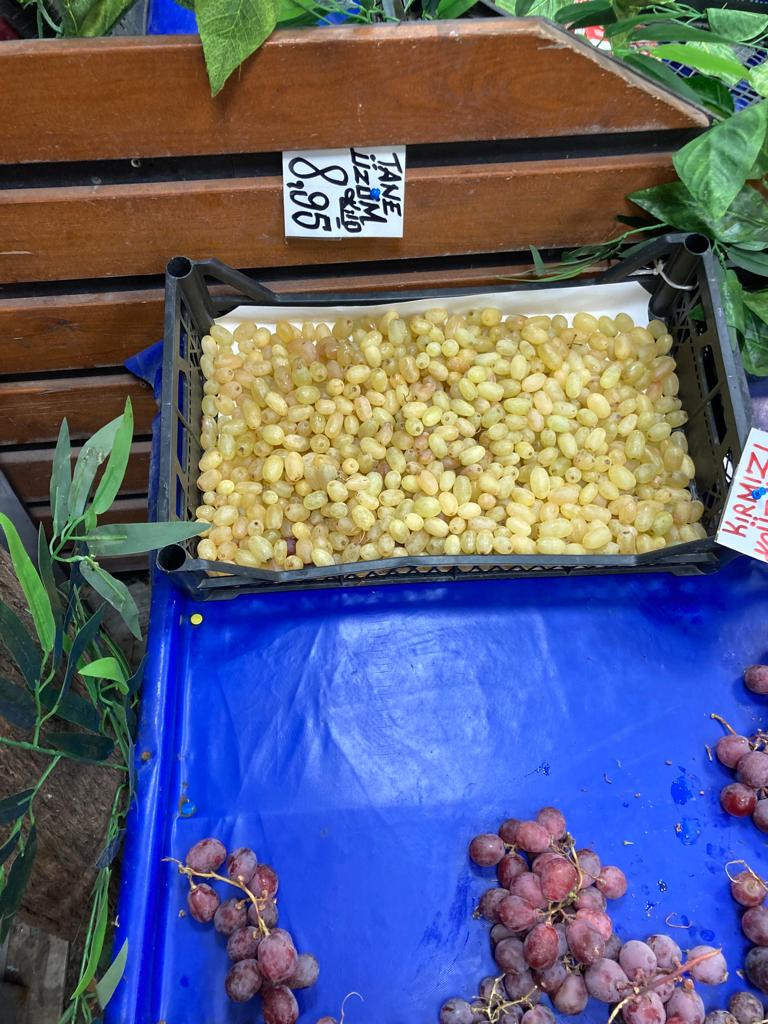 Eskiden bedava verilirdi. Döküntü üzümler ucuza satılıyor. Bu günleri de mi görecektik - Resim : 2