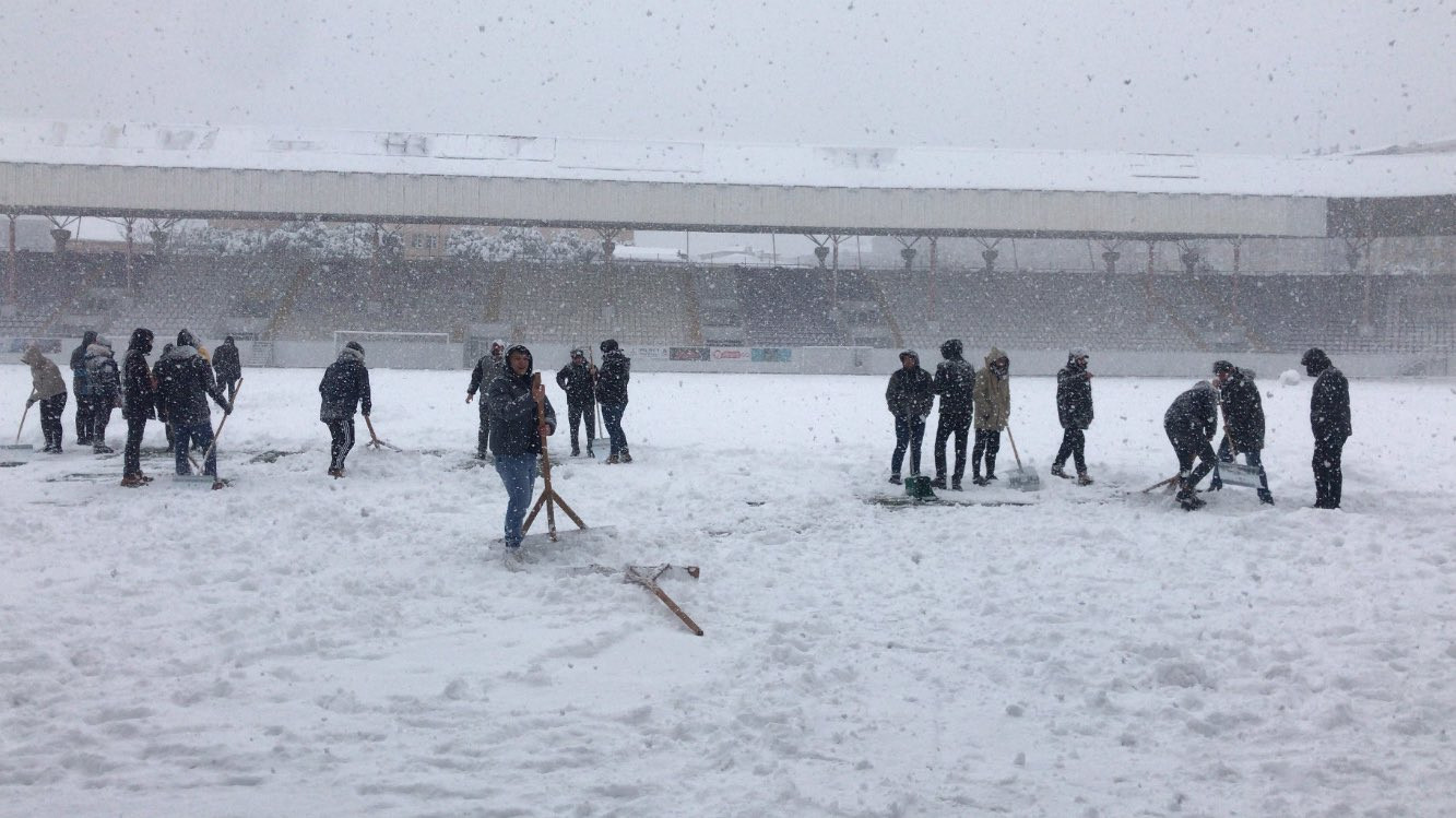 Beşiktaş taraftarından büyük fedakarlık! Maç ertelenmesin diye kolları sıvadılar - Resim : 1