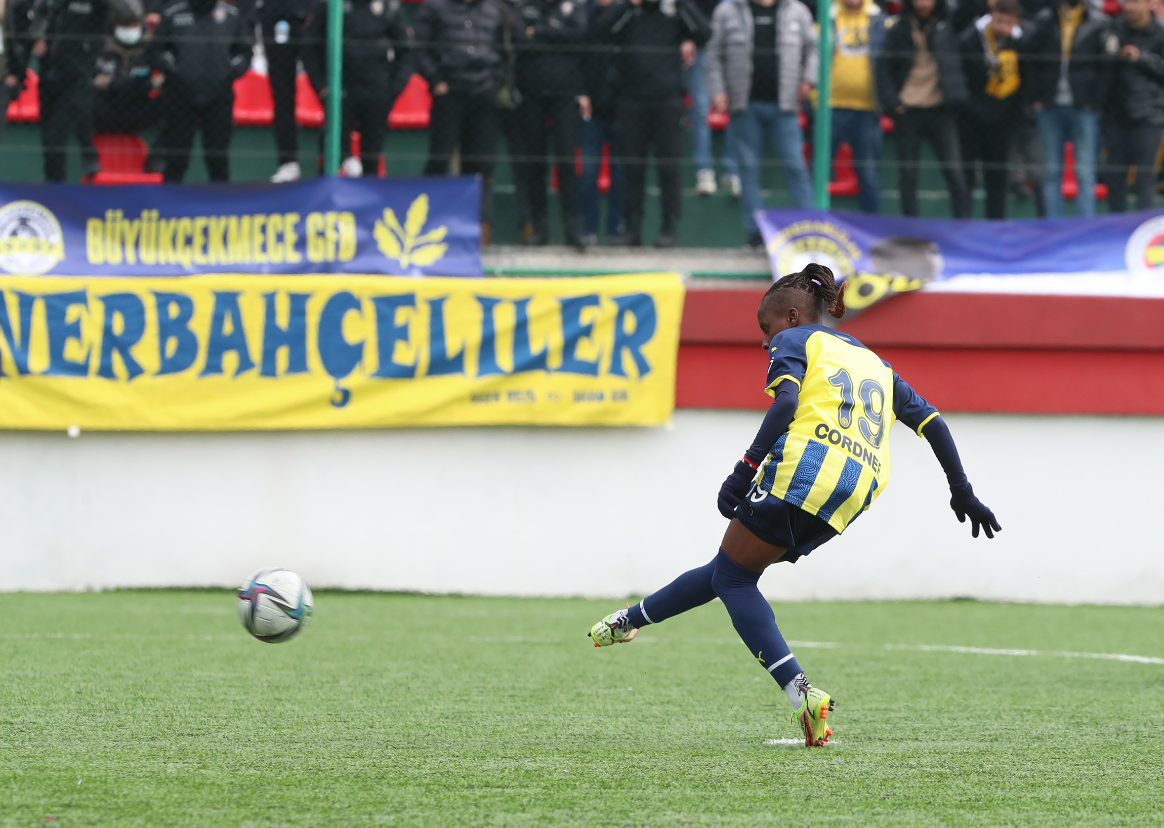 Fenerbahçe Kadın Futbol Takımı, Beşiktaş'ı derbide mağlup etti! Tribünde olay... - Resim : 2