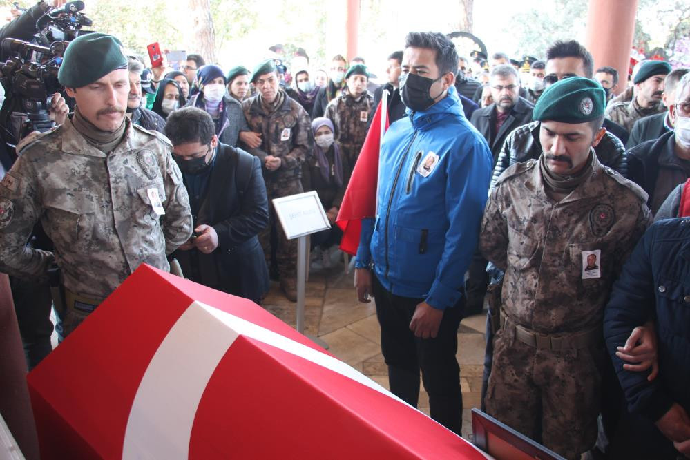 Şehit polis son yolculuğuna uğurlandı - Resim : 4