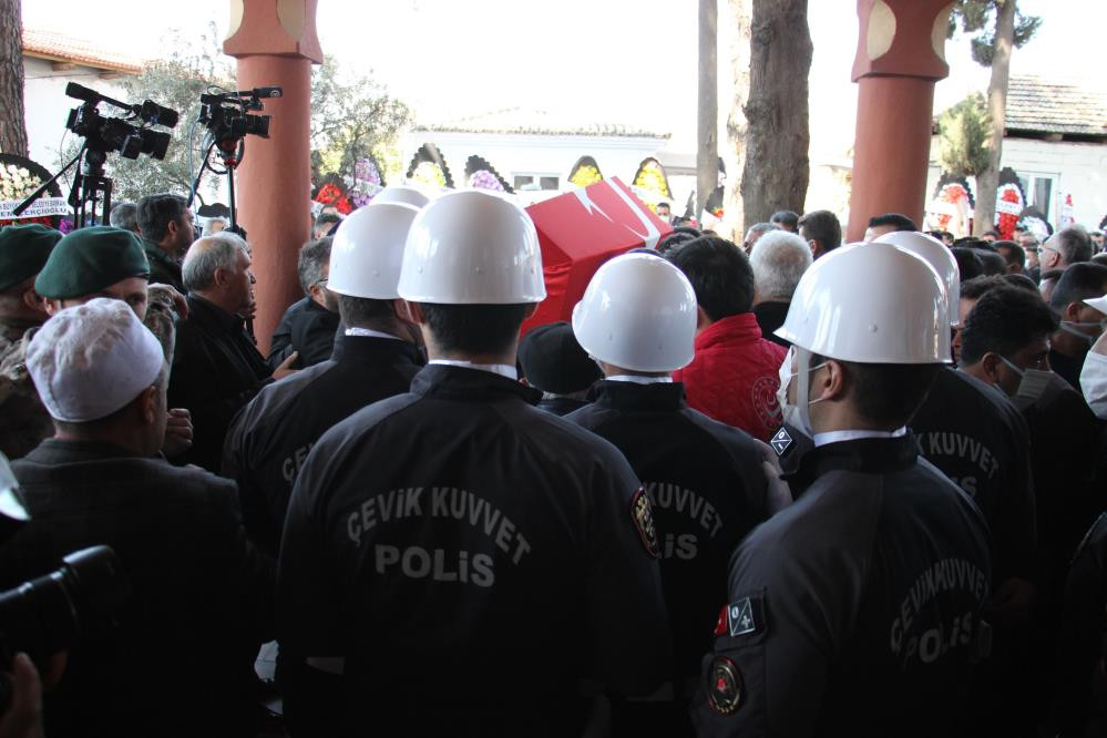 Şehit polis son yolculuğuna uğurlandı - Resim : 8