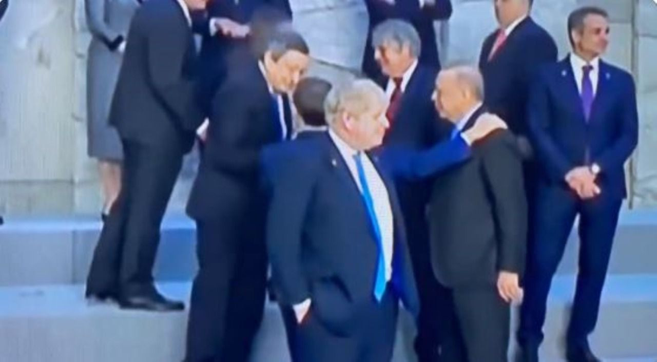 NATO zirvesinde ilgin&ccedil; g&ouml;r&uuml;nt&uuml;! İşte g&ouml;zlerden ka&ccedil;an Erdoğan detayı - Resim : 1