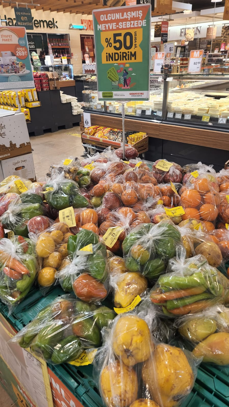 Marketlerin büyük şeytanlığı. Çürüğe çıkan meyveler vatandaşa bu adla satılıyor - Resim : 1
