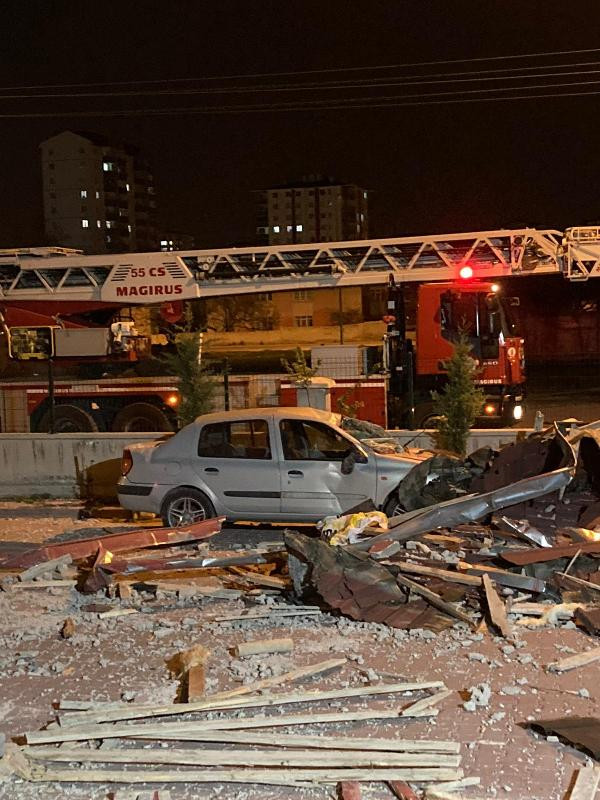 Kayseri'de şiddetli rüzgarda üzerine çatı düşen 1 kişi hayatını kaybetti; o anlar kamerada - Resim : 5