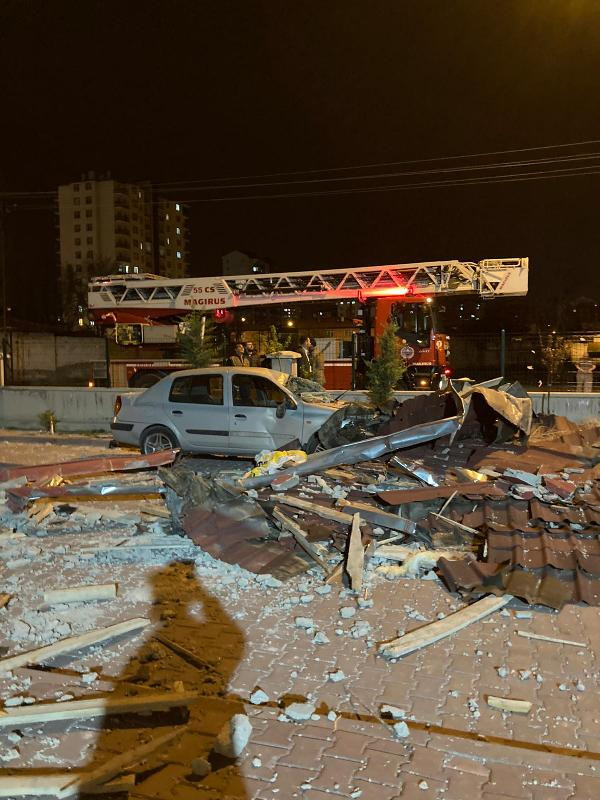 Kayseri'de şiddetli rüzgarda üzerine çatı düşen 1 kişi hayatını kaybetti; o anlar kamerada - Resim : 6