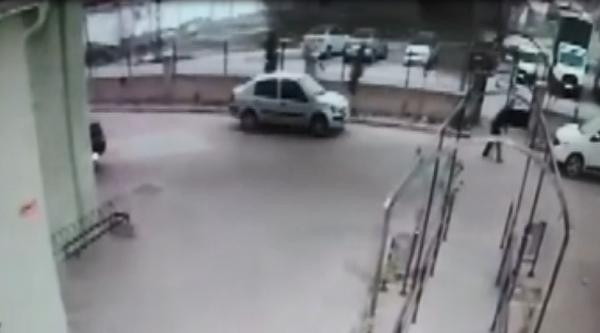 Kayseri'de şiddetli rüzgarda üzerine çatı düşen 1 kişi hayatını kaybetti; o anlar kamerada - Resim : 1