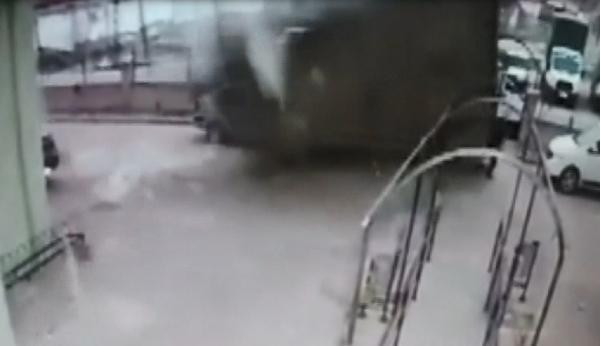 Kayseri'de şiddetli rüzgarda üzerine çatı düşen 1 kişi hayatını kaybetti; o anlar kamerada - Resim : 2