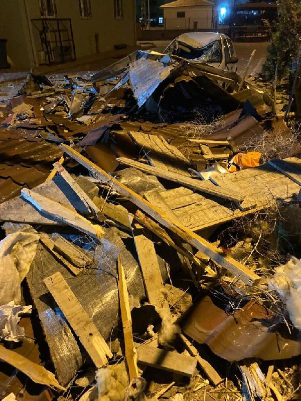 Kayseri'de şiddetli rüzgarda üzerine çatı düşen 1 kişi hayatını kaybetti; o anlar kamerada - Resim : 7