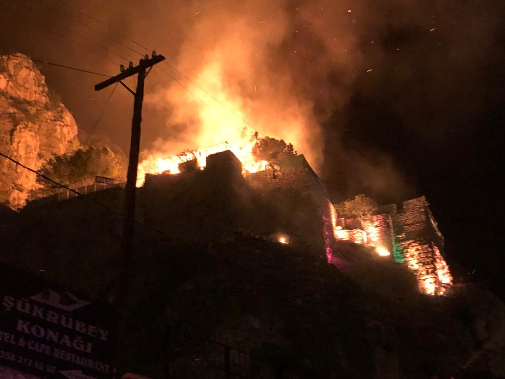 Kızlar Sarayı'ndaki yangının çıkış nedeni araştırılıyor - Resim : 1