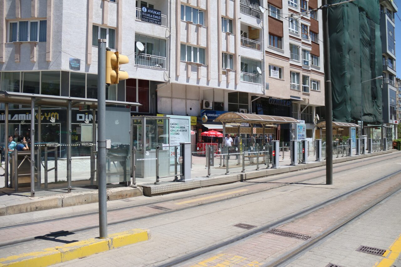 Tramvay durağında bekleyen husumetlisini silahla vurdu - Resim : 1