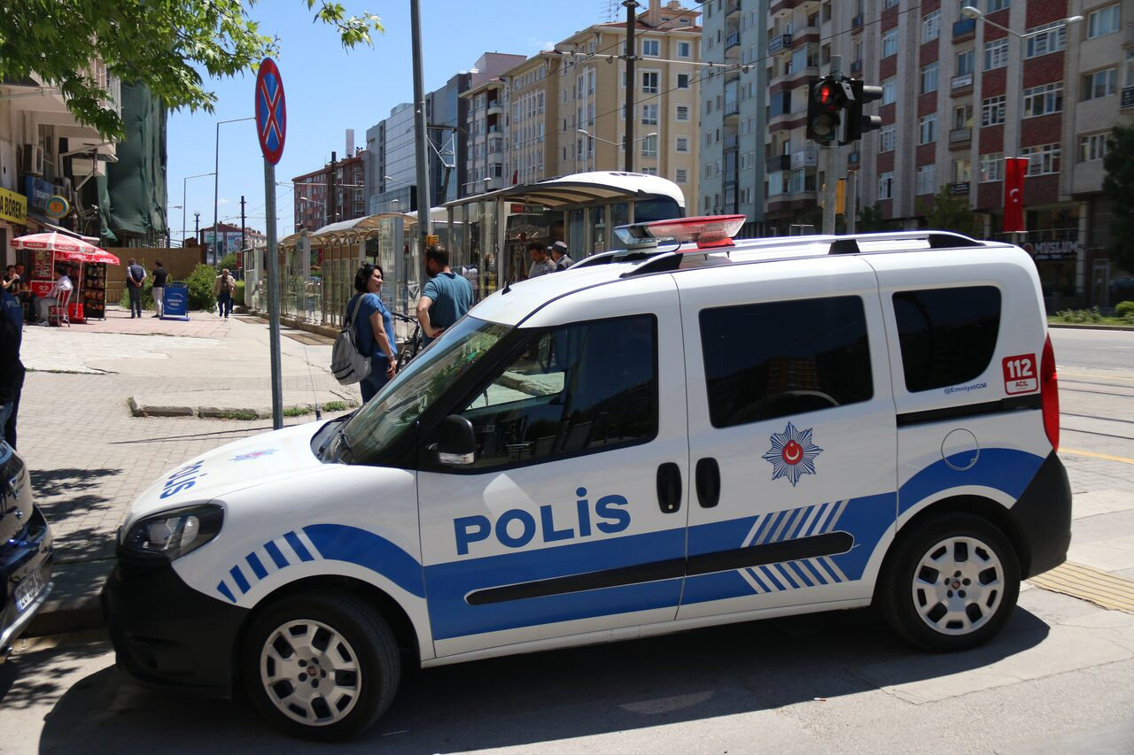 Tramvay durağında bekleyen husumetlisini silahla vurdu - Resim : 2