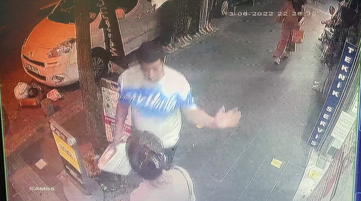 Yolda yürüyen kadını tokatladı hiçbir şey olmamış gibi yolun devam etti. Etraftaki kimse ne olduğunu anlayamadı - Resim : 7