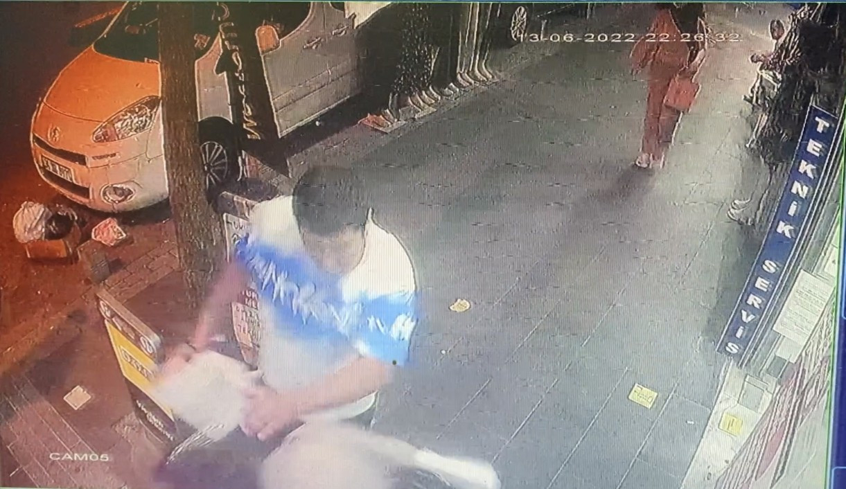 Yolda yürüyen kadını tokatladı hiçbir şey olmamış gibi yolun devam etti. Etraftaki kimse ne olduğunu anlayamadı - Resim : 2