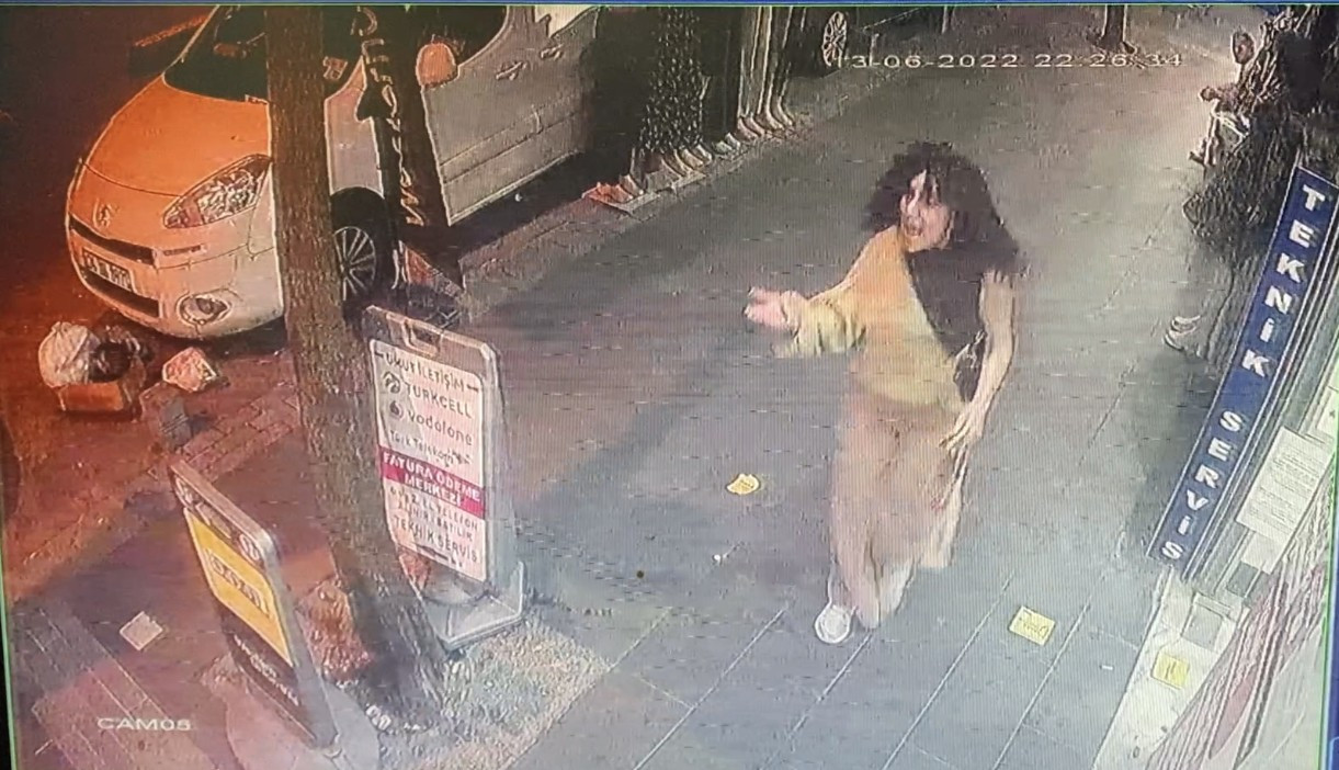 Yolda yürüyen kadını tokatladı hiçbir şey olmamış gibi yolun devam etti. Etraftaki kimse ne olduğunu anlayamadı - Resim : 3