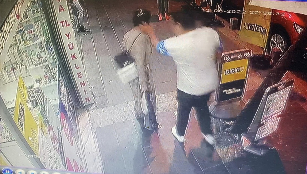 Yolda yürüyen kadını tokatladı hiçbir şey olmamış gibi yolun devam etti. Etraftaki kimse ne olduğunu anlayamadı - Resim : 4