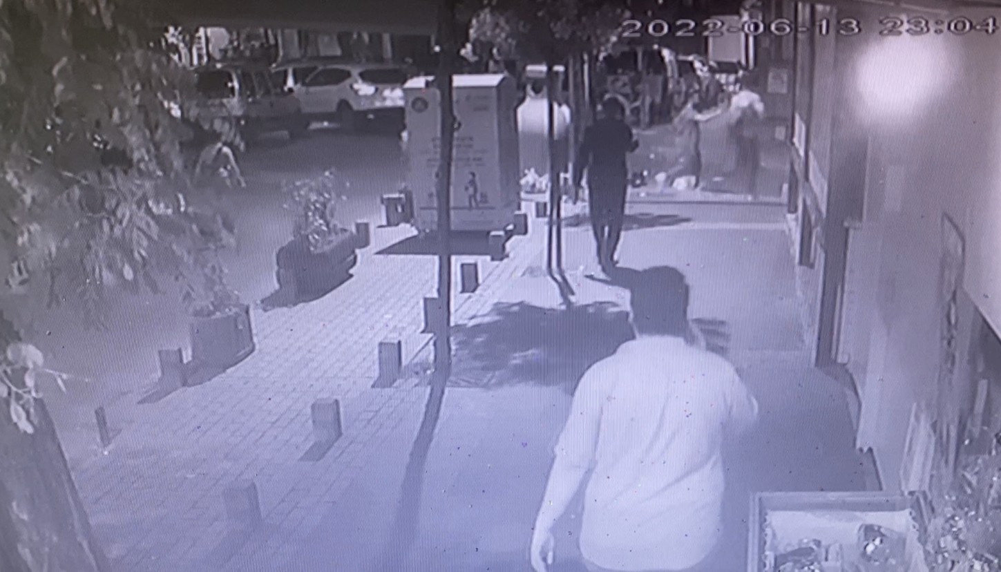 Yolda yürüyen kadını tokatladı hiçbir şey olmamış gibi yolun devam etti. Etraftaki kimse ne olduğunu anlayamadı - Resim : 5