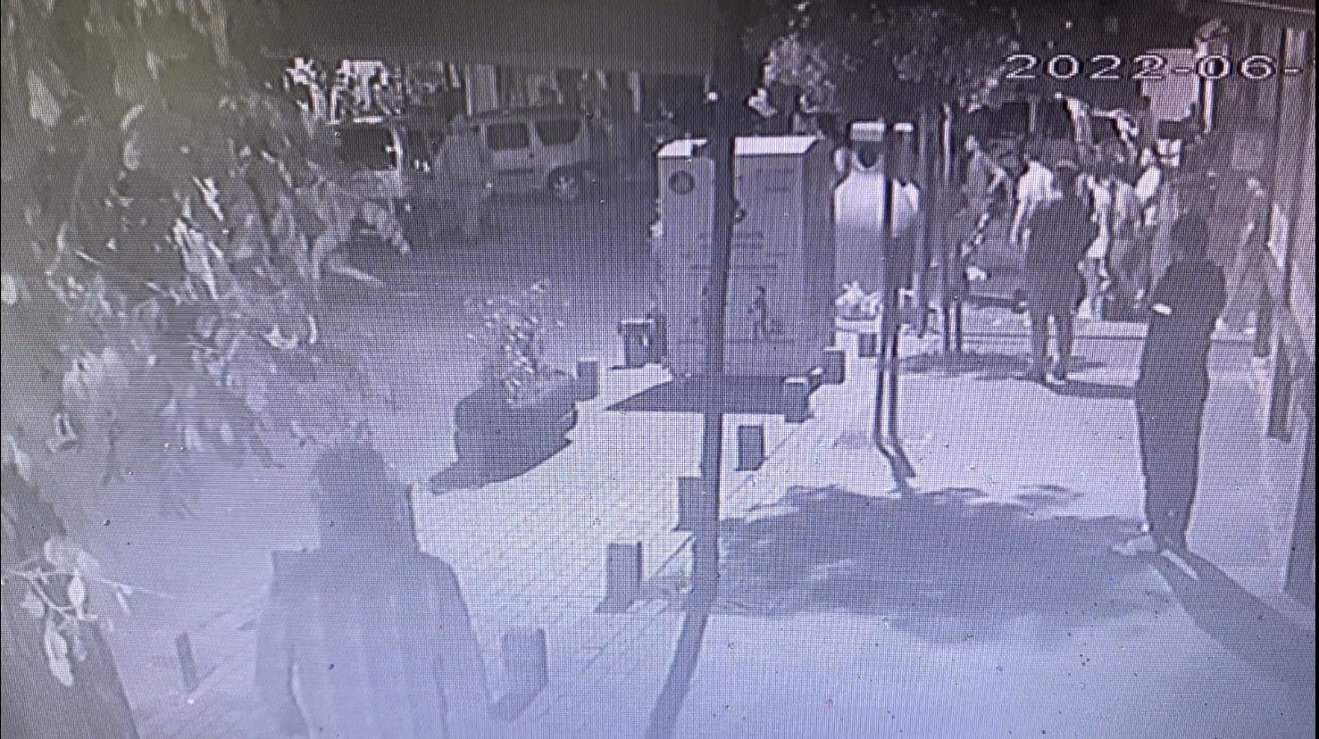 Yolda yürüyen kadını tokatladı hiçbir şey olmamış gibi yolun devam etti. Etraftaki kimse ne olduğunu anlayamadı - Resim : 6