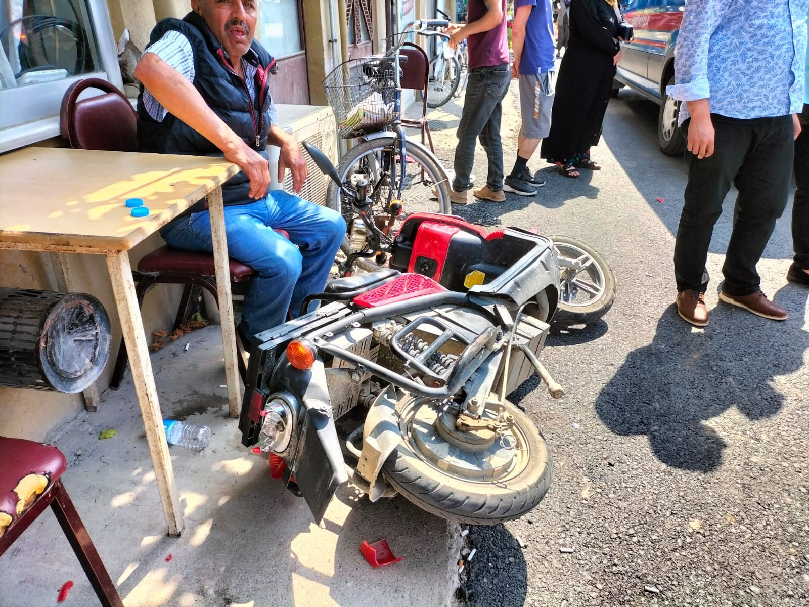 Paniğe kapılıp ara&ccedil;la kahvehaneye daldı - Resim : 1