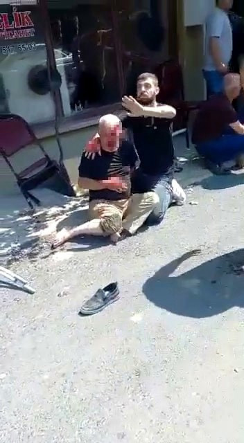 Paniğe kapılıp ara&ccedil;la kahvehaneye daldı - Resim : 2
