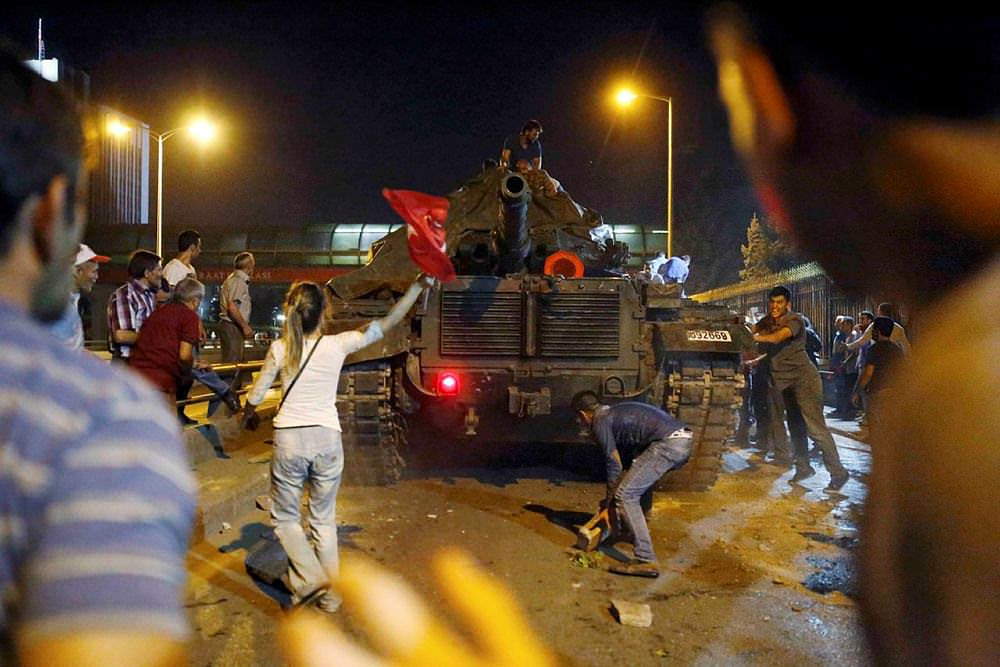 İşte 15 Temmuz Destanı'nda dakika dakika yaşananlar. Tarihi direnişin üzerinden 6 yıl geçti - Resim : 1