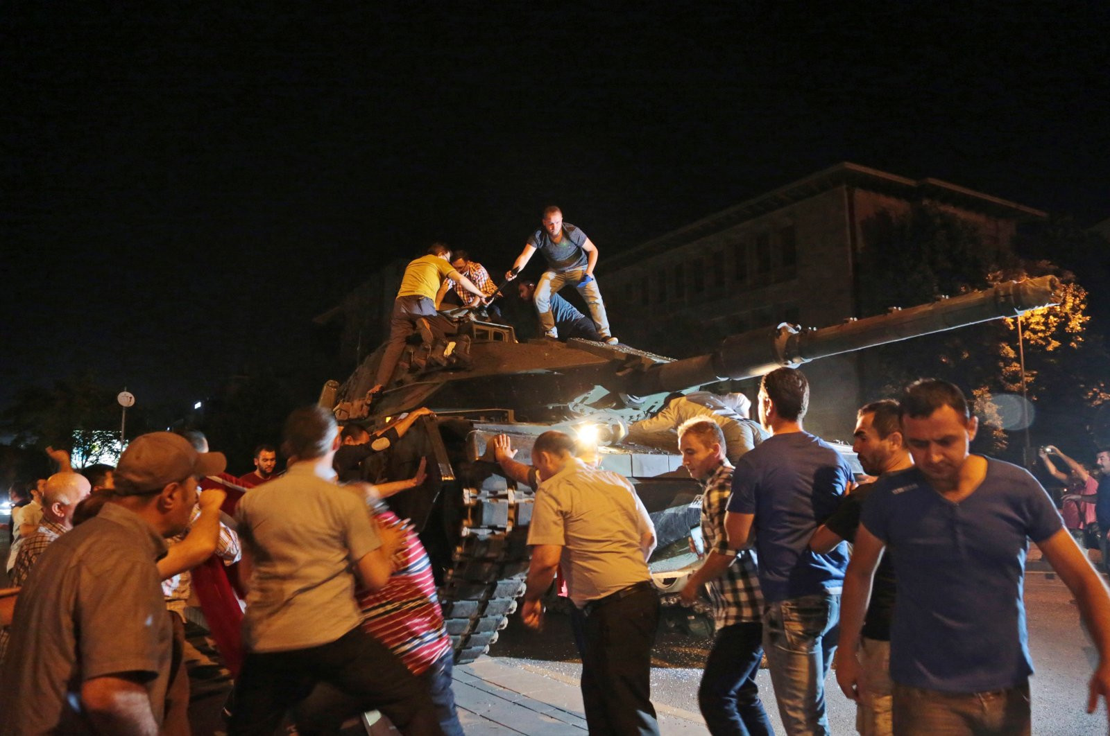 İşte 15 Temmuz Destanı'nda dakika dakika yaşananlar. Tarihi direnişin üzerinden 6 yıl geçti - Resim : 2