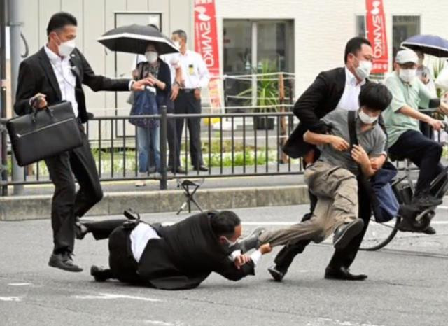 Japonya'yı sarsan suikast. Eski başbakan vuruldu - Resim : 6