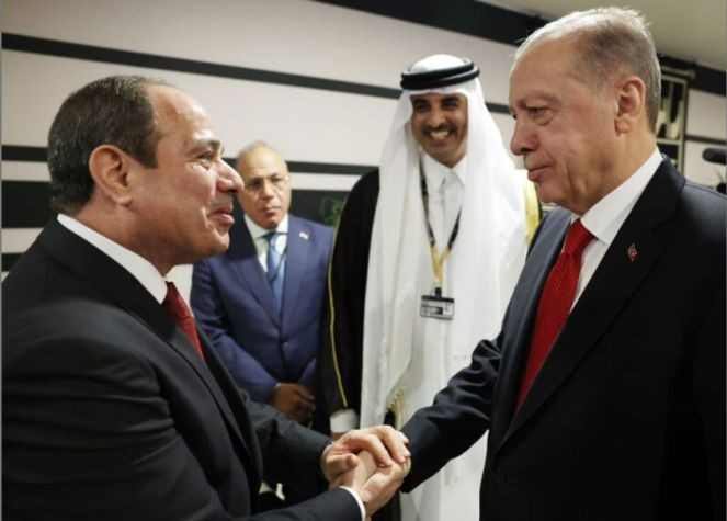 Erdoğan ''darbeci'' dediği Sisi ile g&uuml;lerek el sıkıştı - Resim : 1