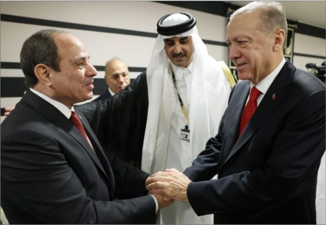 Erdoğan ''darbeci'' dediği Sisi ile g&uuml;lerek el sıkıştı - Resim : 2