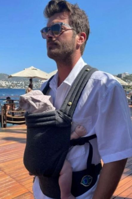 Kıvanç Tatlıtuğ şimdi de dövmeleriyle gündemde. Eline yaptırdığı gül dövmesinin sırrı çözüldü - Resim : 1