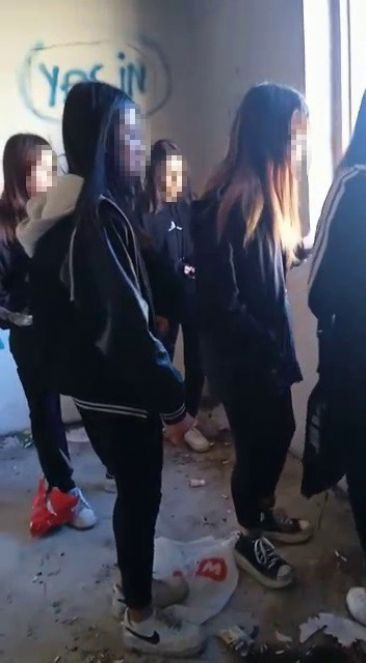 Bu çocukları kimler bu hale getirdi. Ortaokul kız öğrencileri erkek arkadaş için kavga etti - Resim : 1