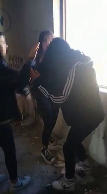 Bu çocukları kimler bu hale getirdi. Ortaokul kız öğrencileri erkek arkadaş için kavga etti - Resim : 4