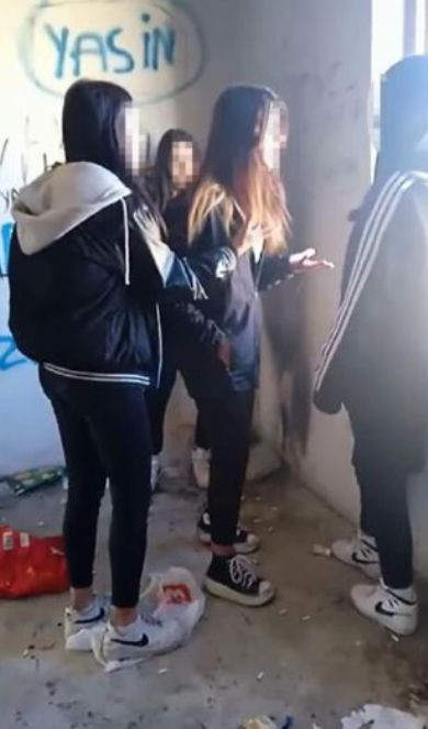 Bu çocukları kimler bu hale getirdi. Ortaokul kız öğrencileri erkek arkadaş için kavga etti - Resim : 6
