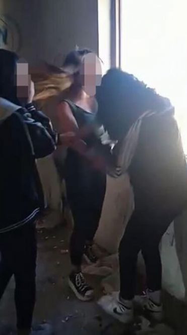 Bu çocukları kimler bu hale getirdi. Ortaokul kız öğrencileri erkek arkadaş için kavga etti - Resim : 7