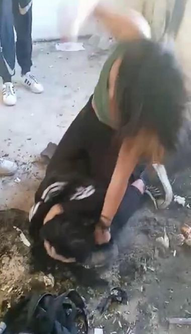Bu çocukları kimler bu hale getirdi. Ortaokul kız öğrencileri erkek arkadaş için kavga etti - Resim : 8