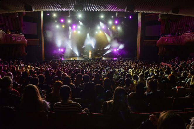 Funda Arar konserde itiraf etti! “İçimde bir stand-up'çı var” - Resim : 3