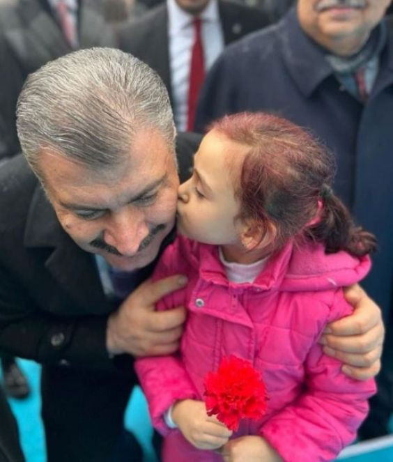 Fahrettin Koca: Sır verecek sandım, öpücük geldi - Resim : 1