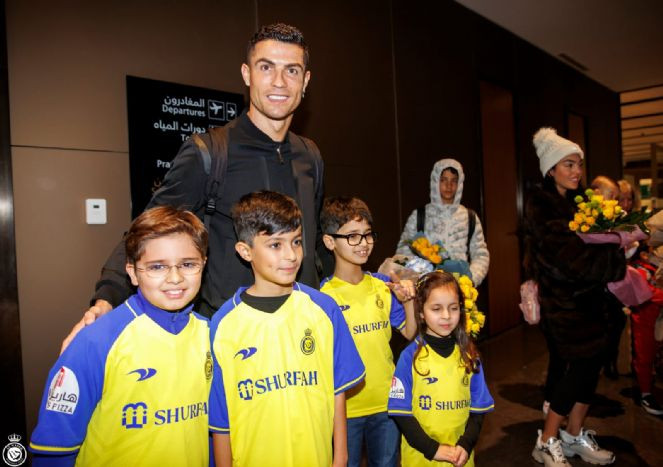 Ronaldo Arabistan'da. Kral karşılaması yapıldı - Resim : 1