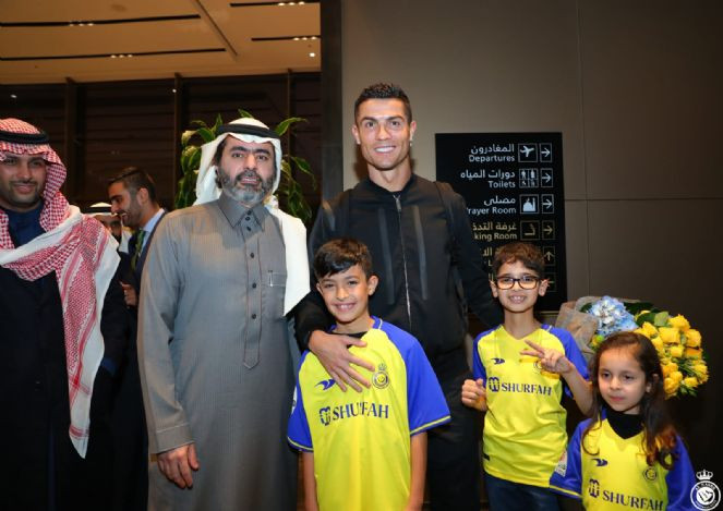 Ronaldo Arabistan'da. Kral karşılaması yapıldı - Resim : 3
