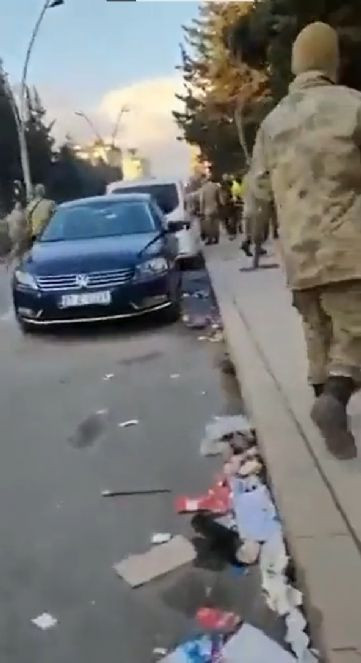 Deprem bölgesinde Türk askerine ateş açtılar. Görüntülerde ardı ardına silah sesleri duyuluyor - Resim : 1
