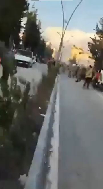 Deprem bölgesinde Türk askerine ateş açtılar. Görüntülerde ardı ardına silah sesleri duyuluyor - Resim : 2