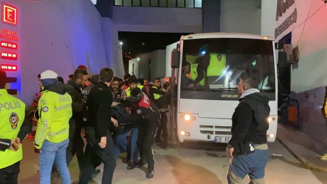 İskenderun’da yakalanan yağmacılara linç girişimi - Resim : 1
