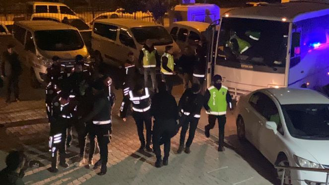 İskenderun’da yakalanan yağmacılara linç girişimi - Resim : 3